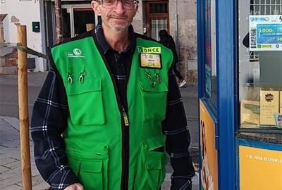 Francisco Jesús García, agent venedor dels jocs responsables de l’Organització, és qui ha portat la sort a Cubelles. ONCE